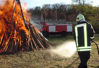 Befeuchten des Rasens um das Feuer herum